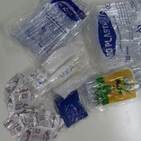 ظروف یکبارمصرف و تعدادی نمک وسماق