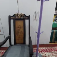 چوب لباسی وصندلی