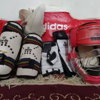 یک دست لباس و لوازم مبارزه تکواندو