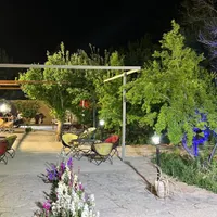 نیروی ساده اقا و خانم و منقل کار در باغ رستوران