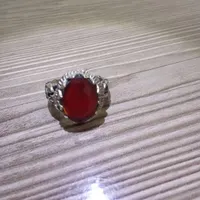انگشتر قرمز با طراحی ویژه و جذاب
