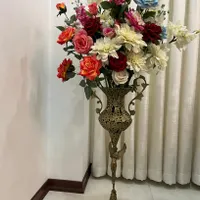 گل مصنوعی و‌گلدان برنزی و میوه خوری کنار سالنی|گل مصنوعی|پرند, |دیوار