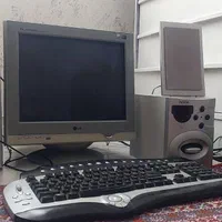 کامپیوتر رومیزی با مانیتور و کیبورد و اسپیکر
