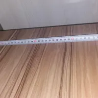 میز تحریر باکس دار نشسته