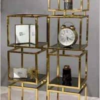 استند قفسه فلزی ویترین کنار سالنی مکعبی