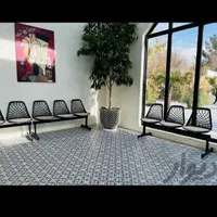 صندلی چسبیده بهم شاخه برگی.صندلی مطب.|صندلی و نیمکت|ماهدشت, |دیوار