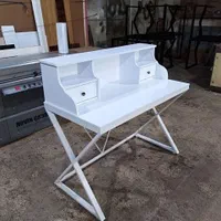 میز تحریر کتابخانه دار