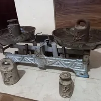 ترازو قدیمی همراه با سنگ وزنه هاش|صنایع دستی و سایر لوازم تزئینی|شاهین‌شهر, فردوسی|دیوار