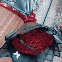 دسته گل رز زرشکی صورتی