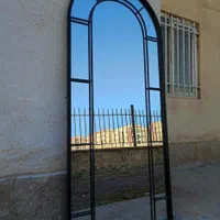 آیینه قدی ایستاده کنار سالنی مدل آینه پایه دار|آینه|آفتاب, |دیوار