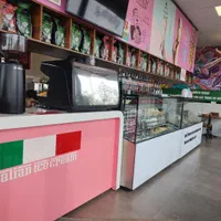 باریستا و پرسنل آشنا به کافه بستنی یا جلاتریا