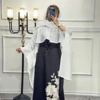 خانم جهت مدل لباس در تولیدی