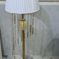 آباژور کنار سالنی .کارخانه به خانه آباژور ایستاده|چراغ خواب و آباژور|تهران, خانی‌آباد|دیوار