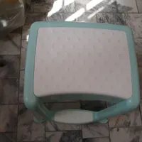 یک عدد صندلی پلاستیکی