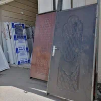 درب و پنجره آلومینیومی+آهنی در چوبی اتاقی با فریم