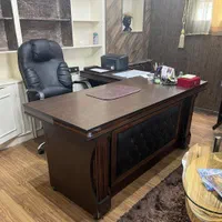 میز *مدیریت* پایه گلدانی