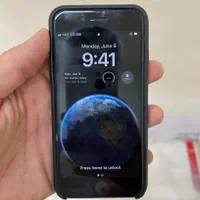 اپل iPhone 8 با حافظهٔ ۶۴ گیگابایت