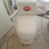 توالت فرنگی بزرگ در حد نو،جنس چینی با کیفیت|لوازم سرویس بهداشتی|خرم‌آباد, |دیوار