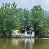 کلبه چوبی روی برکه فرجام در شفت