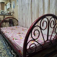 تخت خوابه وبا تشک سالم  یک نفره  فلزی زرشکی