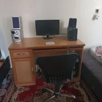 کامپیوتر با میز و صندلی سالم و کتاب آموزشی پرش نهم