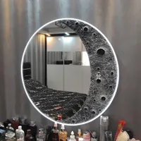 آئینه طرح ماه به همراه عروسک فضانورد
