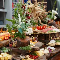 اجرای افتتاحیه / دیزاین میز فینگرفود و گل آرایی