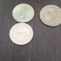 تعدادی سکه و اسکناس فروشی