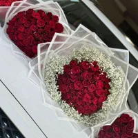 دسته گل رز هلندی با تزیین کاغذ پبچ