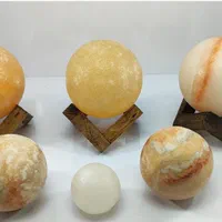 گوی سنگ نمک تزئینی با پایه چوبی