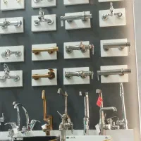 نظافت کار در فروشگاه شیرالات