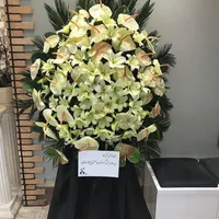 تاج گل خارجی با گل های طبیعی برای مناسبت ها