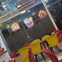 یک خانوم برای صندوقداری یک کارگر ساده