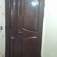 محافظ در آکاردئونی و در چوبی آپارتمان