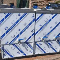 شیر سردکن یخچال ایستاده