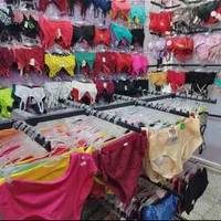 تعدادی فروشنده خانم