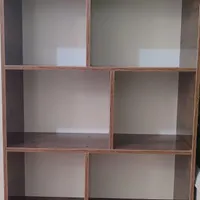 کتابخانه و صندلی