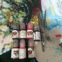 تعدای از وسایل آرایش داعم بفروش میرسد