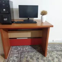 کامپیوتر خانگی همراه میز و صندلی