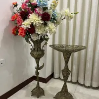 گل مصنوعی و‌گلدان برنزی و میوه خوری کنار سالنی|گل مصنوعی|پرند, |دیوار