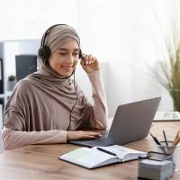 اپراتور خانم کار با سیستم