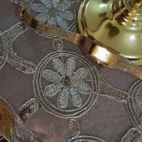 یک عدد ساعت زنانه اصل به رنگ طلایی رنگ صابت