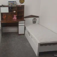 تخت کلبه و میزتحریر جادار کلاسیک|تخت و سرویس خواب|قم, زاویه|دیوار