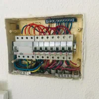 تاسیسات برق و خدمات کولرگازی