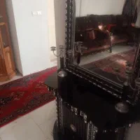 یک سرویس اینه شمع دانی ومیز آرایش آن