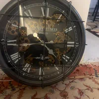 ساعت دیواری فلزی دارای چرخ دنده های متحرک