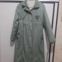 لباس مجلسی مشکی و پالتو زنانه سبز رنگ.