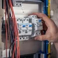 برقکاری ساختمان، سرویس کار کولر، برق کار صنعتی