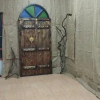 درب سنتی با تخت و نرده چوبی