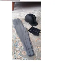 کلاه سوارکاری و دستکش فقط